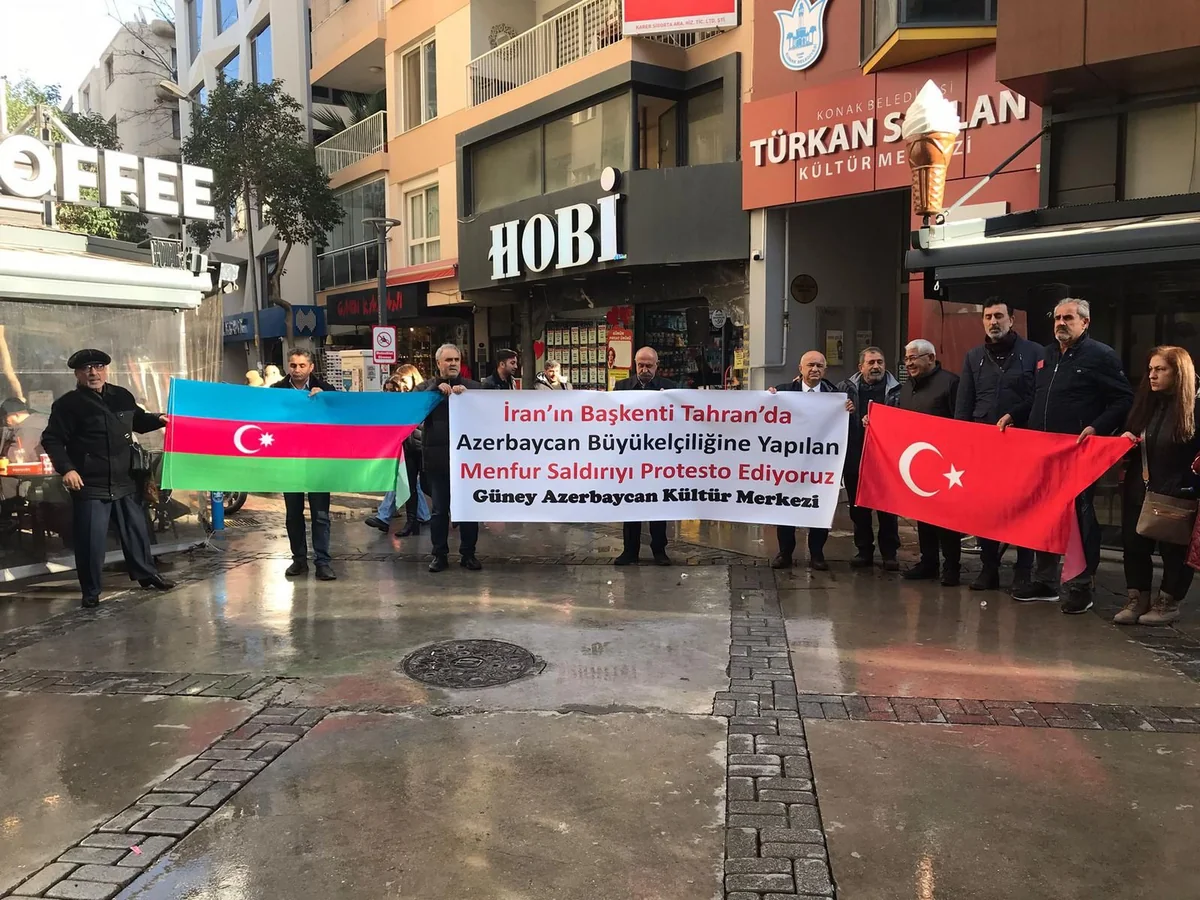 İzmirdə Azərbaycanın İrandakı səfirliyinə edilən hücuma etiraz olaraq aksiya keçirilib