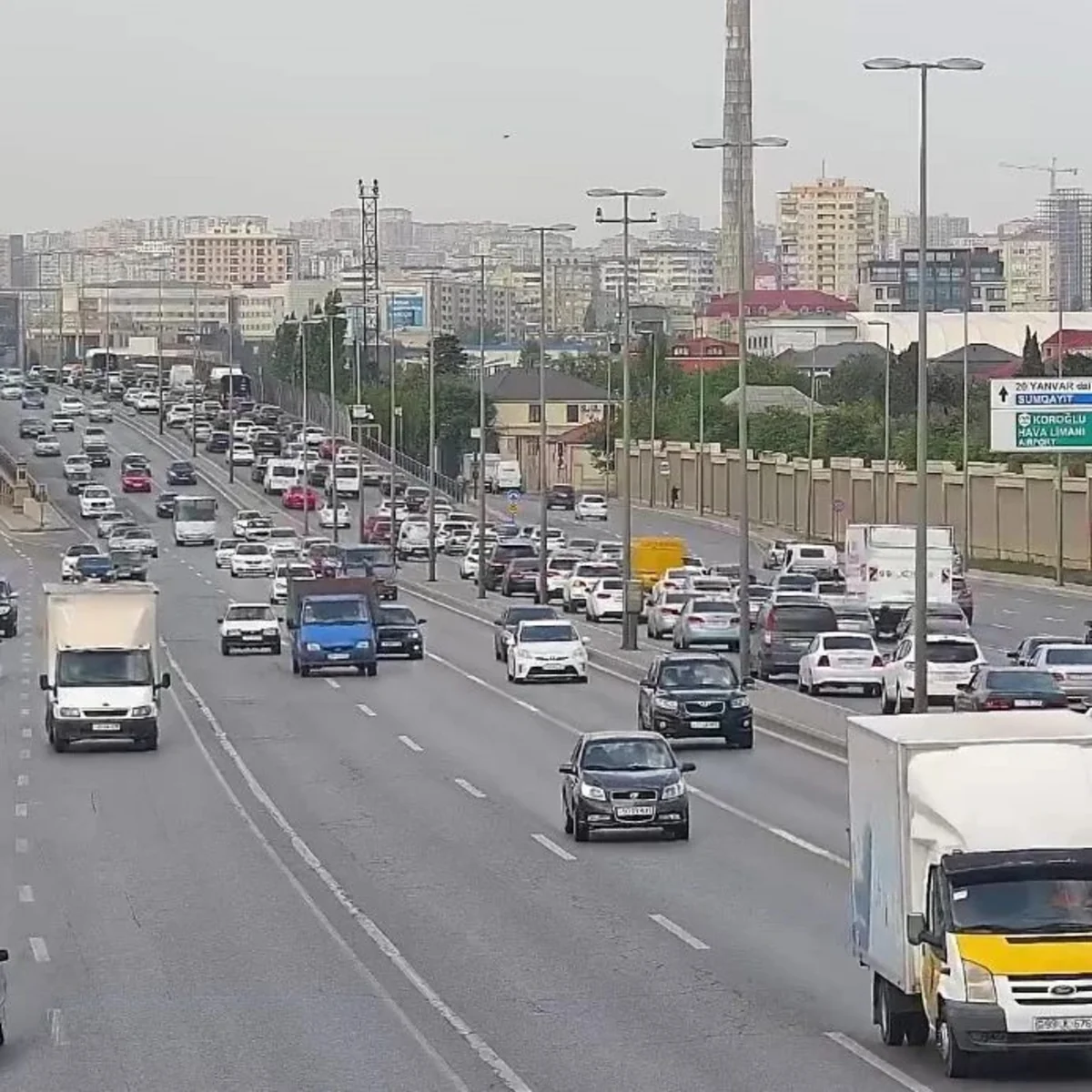 Bakının bir sıra yollarında nəqliyyatın sıxlığı müşahidə edilir