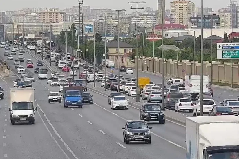 Bakının bir sıra yollarında nəqliyyatın sıxlığı müşahidə edilir