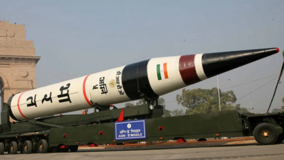 Hindistan bölünən döyüş başlığı olan ilk ballistik raketini sınaqdan keçirib