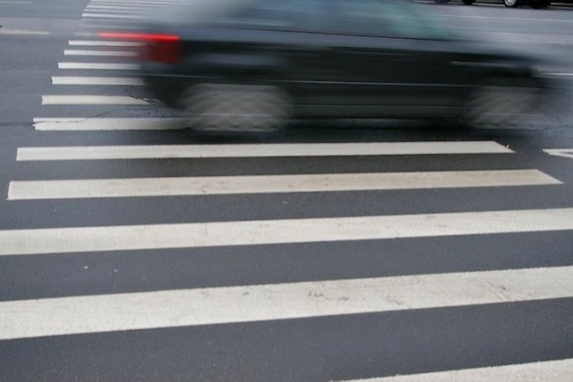 ​Bərdədə yolu keçmək istəyən qadını maşın vurub