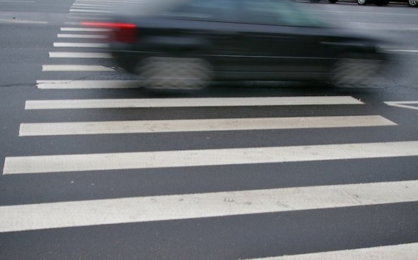 ​Bərdədə yolu keçmək istəyən qadını maşın vurub