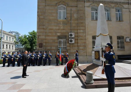 ​Prezident İlham Əliyev Azərbaycan Xalq Cümhuriyyətinin şərəfinə ucaldılmış abidəni ziyarət edib
