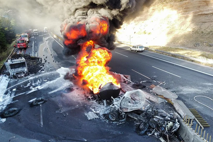 Adanada yanacaq tankeri yük maşını ilə toqquşub, partlayış olub