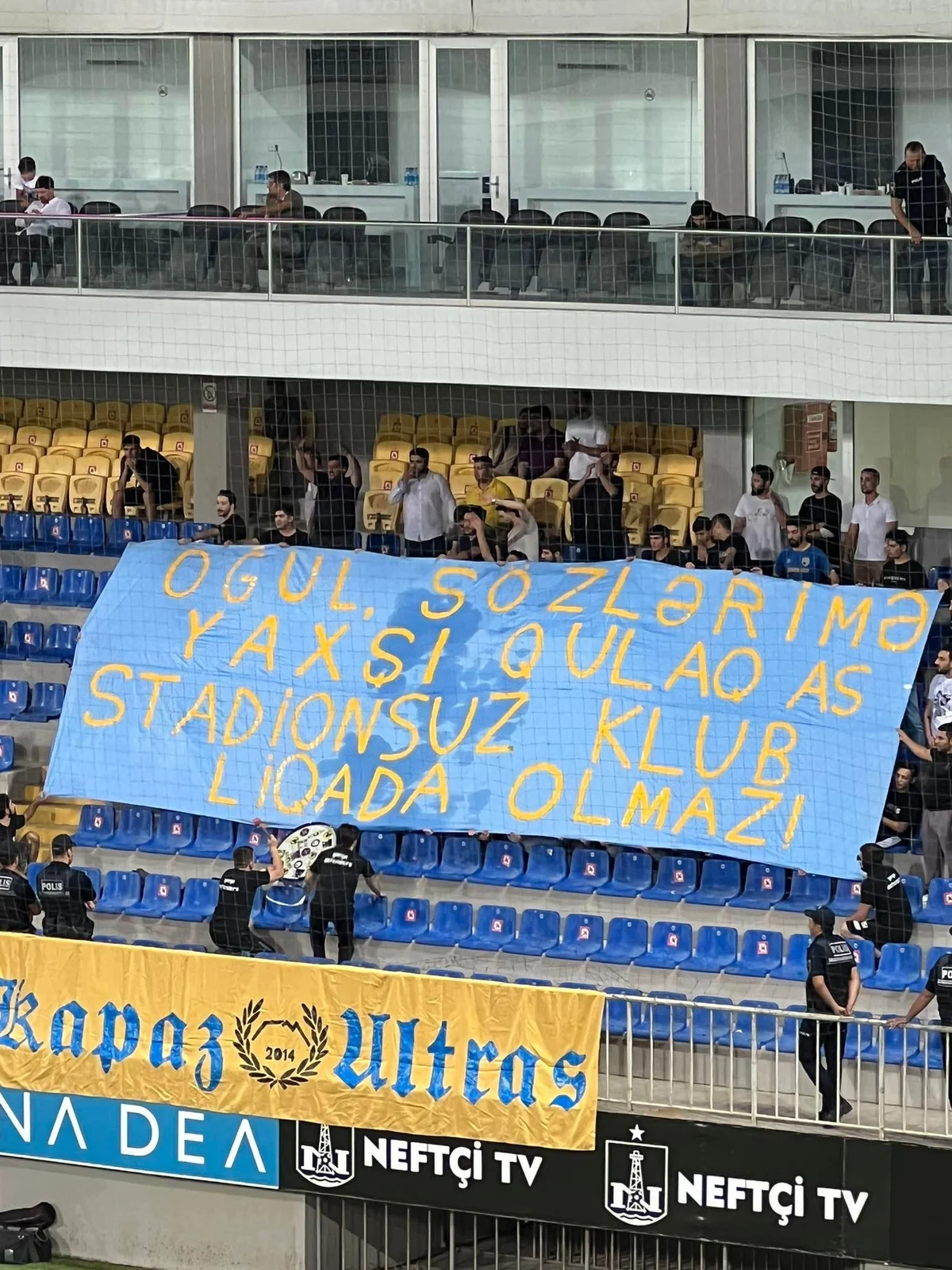 Kəpəz azarkeşləri Neftçi ilə oyunda maraqlı pankart açıb