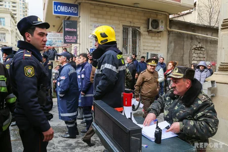 Bakının mərkəzində yaşayış binasında baş verən yanğın söndürülüb - FOTO - YENİLƏNİB