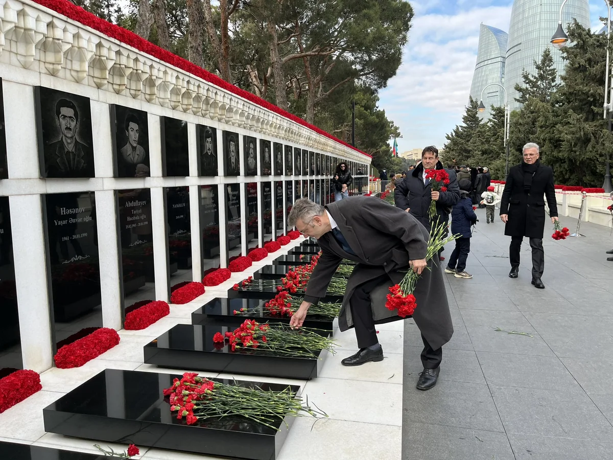 Almaniya səfiri 20 Yanvar faciəsi qurbanlarının xatirəsini yad edib