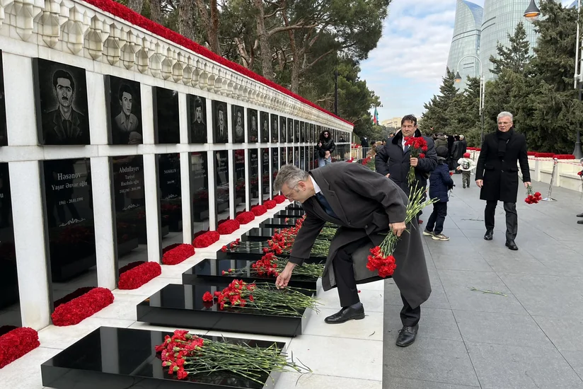 Almaniya səfiri 20 Yanvar faciəsi qurbanlarının xatirəsini yad edib