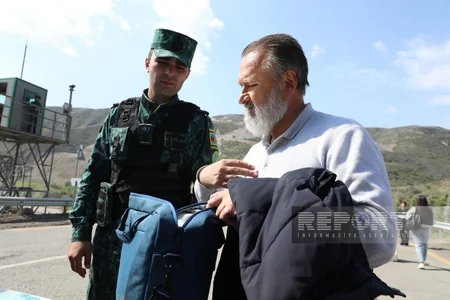 People of Armenian origin freely pass through Lachin border checkpoint 