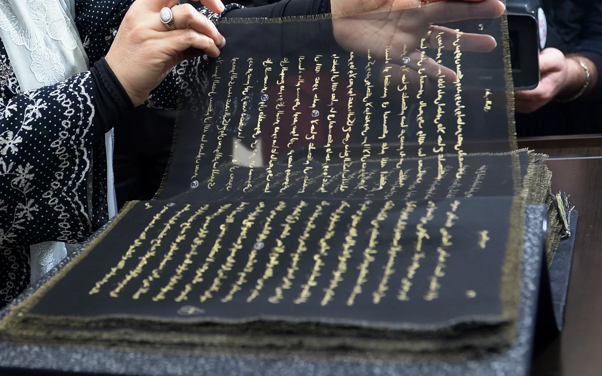 Dünyada ilk ipək kitab Qurani-Kərimin təqdimatı olub - FOTO