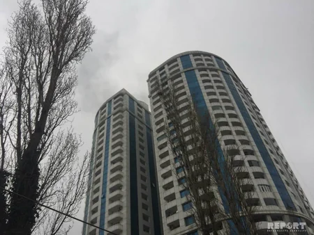 Bakıda çoxmərtəbəli yaşayış binası yanır, bir ailə 14-cü mərtəbədə qalıb - VİDEO - YENİLƏNİB-2
