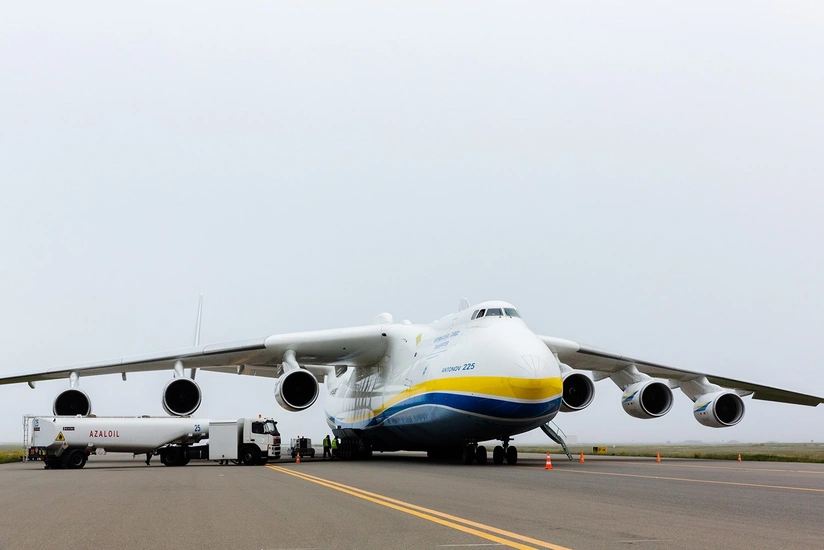 Dünyanın ən iri hava gəmisi Bakıda eniş etdi - VİDEO