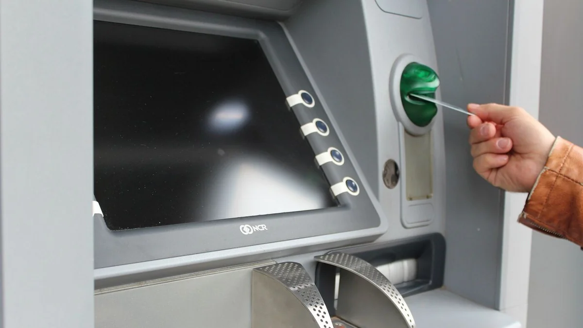 Bakı sakininin bank kartını oğurlayan şəxs hesabdakı pulu çıxarıb