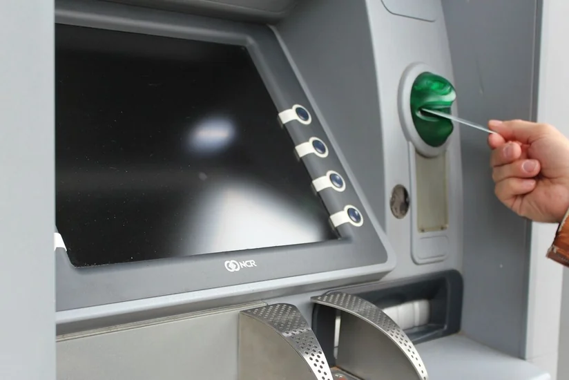 Bakı sakininin bank kartını oğurlayan şəxs hesabdakı pulu çıxarıb