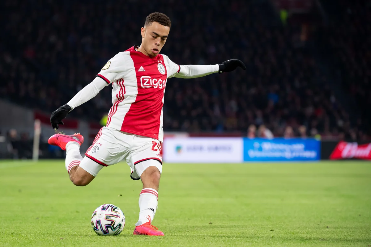 Barselona Ayaksın futbolçusunu transfer edir