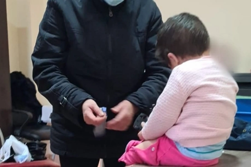 Müvəqqəti baxılması üçün qonşuya verilən azyaşlının valideyni tapılıb, izahatı alınıb