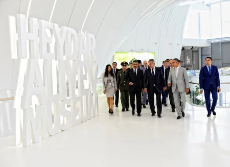 Rusiyanın müdafiə naziri Heydər Əliyev Mərkəzi ilə tanış olub