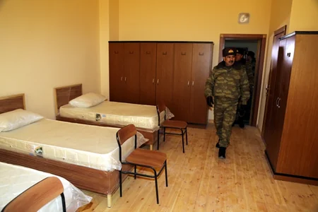 Müdafiə naziri hərbi şəhərcikdə aparılan əsaslı tikinti işlərini yoxlayıb