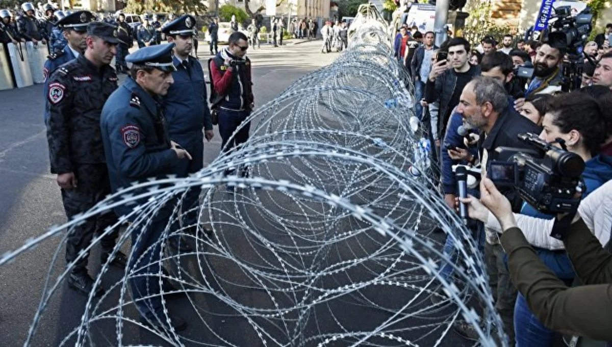 Митингующие перекрывают центральные улицы Еревана - ОБНОВЛЕНО