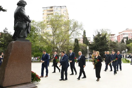 Rumıniya parlamentariləri Bakıda dahi bəstəkar Corce Eneskunun abidəsini ziyarət edib