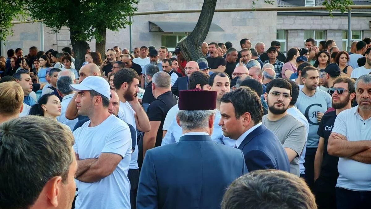 В Ереване вечером пройдет митинг и шествие в поддержку арестованного Карапетяна
