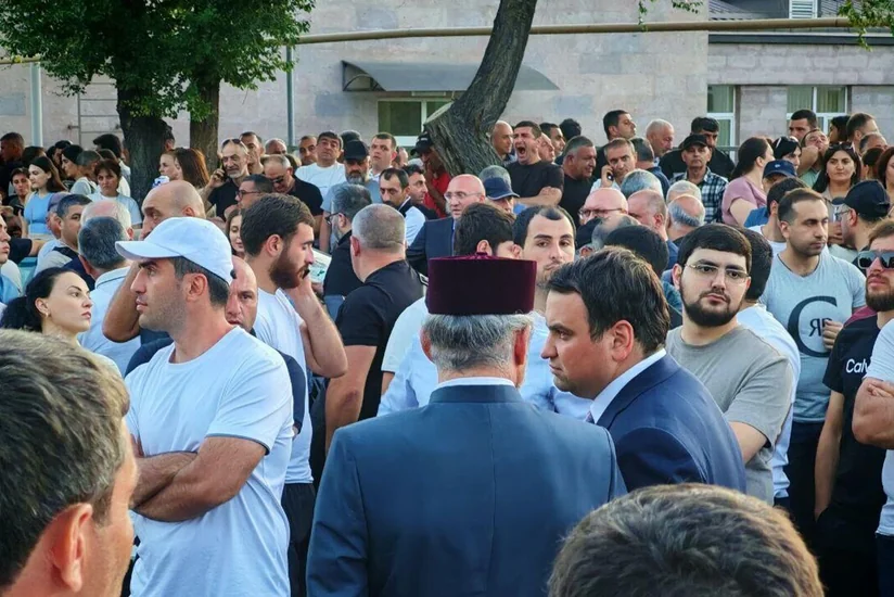В Ереване вечером пройдет митинг и шествие в поддержку арестованного Карапетяна