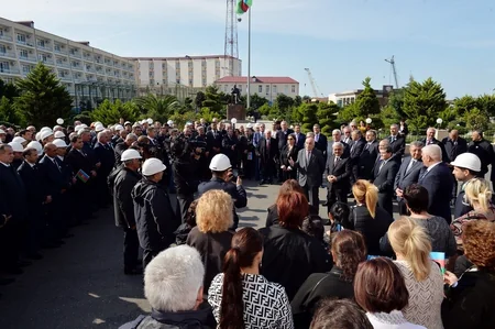 SOCAR prezidenti Neft Daşlarında neftçilərlə görüşüb