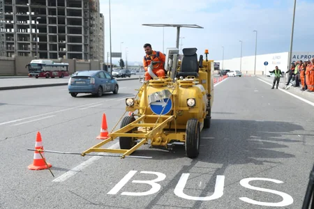 Paytaxtda daha bir marşrut xəttinin hərəkət etdiyi dəhliz üzrə avtobus zolağı çəkillb