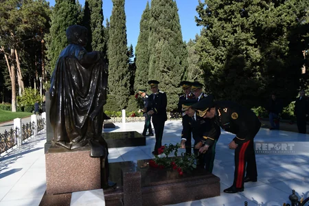 Ədliyyə Nazirliyinin kollektivi Fəxri və Şəhidlər xiyabanlarını ziyarət edib