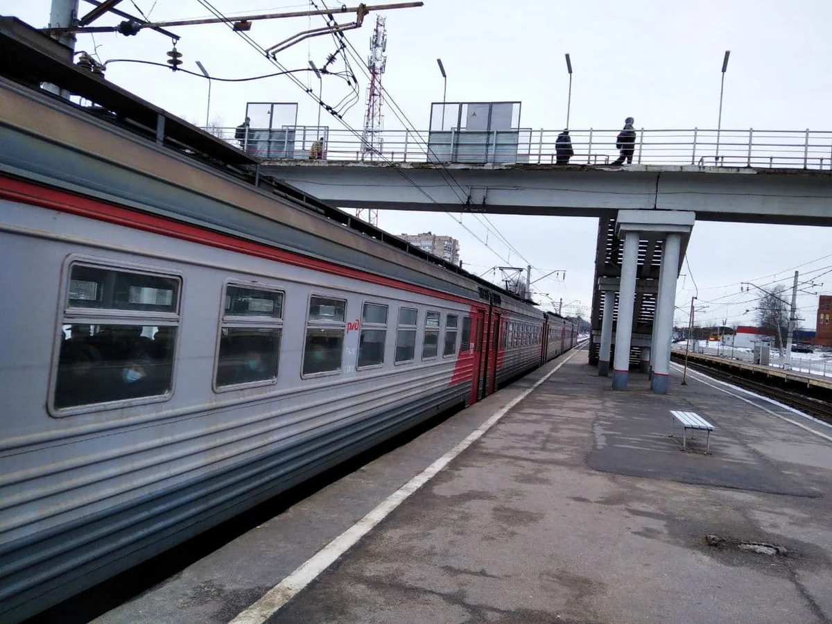 Шесть электричек задержали в Петербурге из-за поджога релейного шкафа