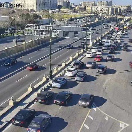 Bakının bir sıra yollarında nəqliyyatın hərəkətində çətinliklər yaranıb