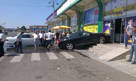 Lənkəranda avtomaşın mağazaya çırpılıb