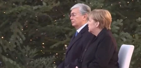 Merkel Tokaevlə görüşdə Qazaxıstanın Himnini əyləşərək dinləyib - VİDEO