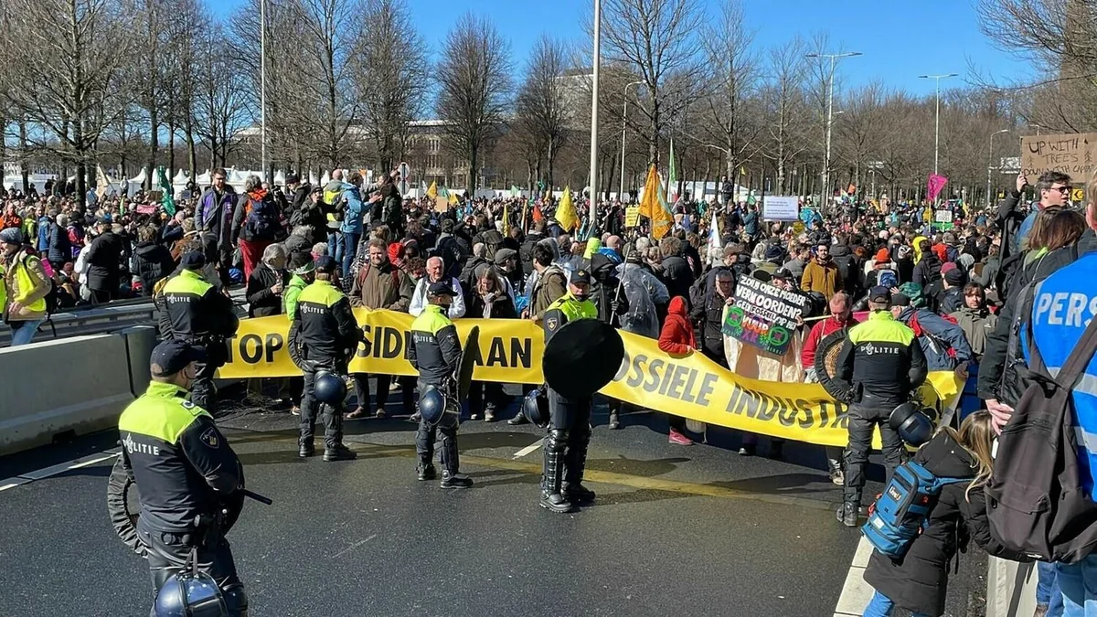 Полиция в Гааге задержала на акции протеста 700 демонстрантов