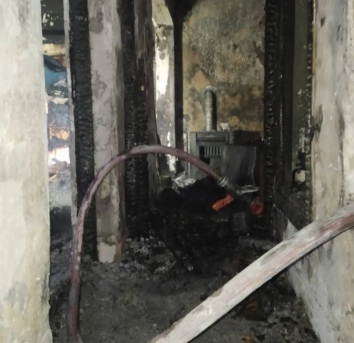 Tehranda ikimərtəbəli evdə yanğın olub, üç nəfər ölüb