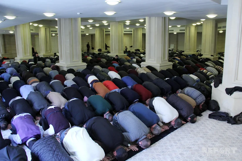 ​Heydər məscidinə namaz qılmağa gələn gənclər maarifləndirilir