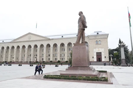 Sahil Babayev Gəncə terrorunda valideynlərini itirən Nilayla görüşüb