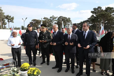 Azərbaycan xalqı antiterror şəhidlərinin məzarlarını ziyarət edir