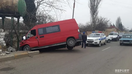 Tovuzda mikroavtobus qəzaya düşüb, yaralananlar var