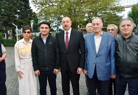 President Ilham Aliyev views conditions created at newly-reconstructed park in Baku