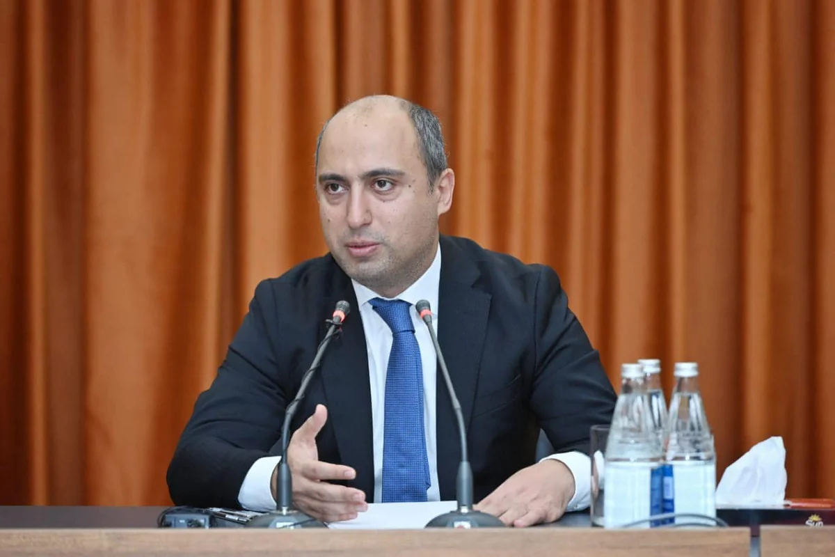Emin Əmrullayevin Bakı məktəblərinin direktorları ilə görüşü keçirilir