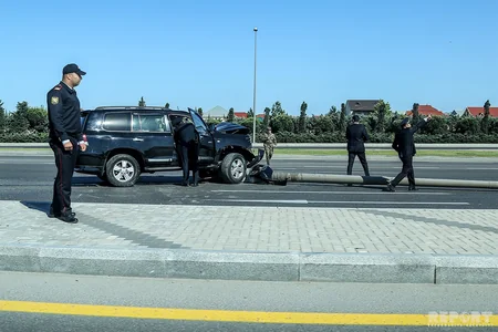 Bakıda avtomobil işıq dirəyini yerindən qoparıb - FOTO