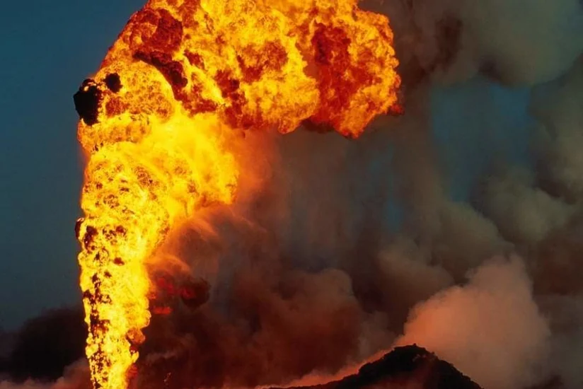 На севере Ирака на газовом месторождении после бомбардировки начался пожар