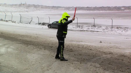 Polis köməksiz vəziyyətdə qalan sürücü və sərnişinlərə kömək edib