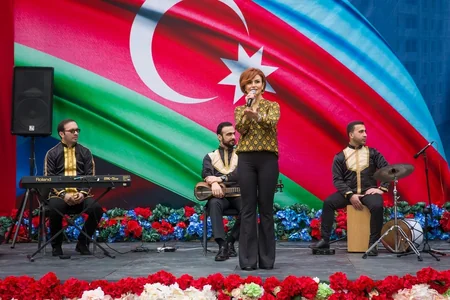 Bakının ən iri həyətində - “Renessans Palace”da Bayraq günü tədbiri keçirilib