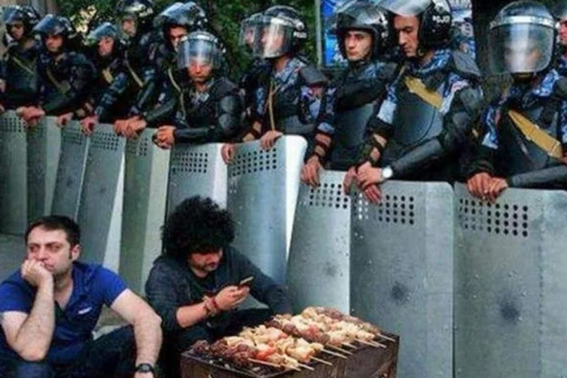 Полиция Еревана просит митингующих покинуть центральный проспект до утра