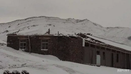 Güclü külək Qubada məktəbin damını uçurdu - FOTO