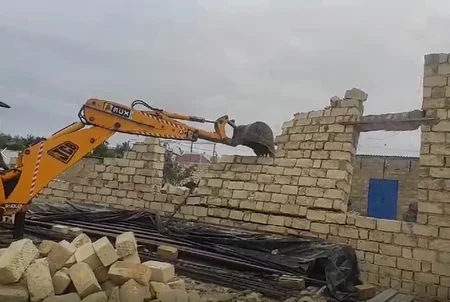 Abşeronda qanunsuz tikili sökülüb