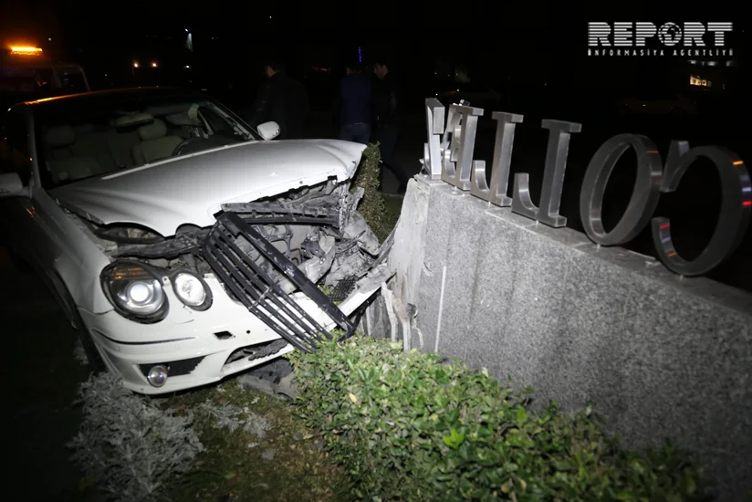Bakıda sürücü yuxulayaraq maşını yol kənarındakı reklam lövhəsinə çırpıb - YENİLƏNİB - FOTO - VİDEO