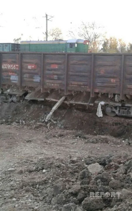 Xaçmazda qatardan yük boşaldan ekskavator sürücüsü yükün altında qalaraq ölüb - FOTO